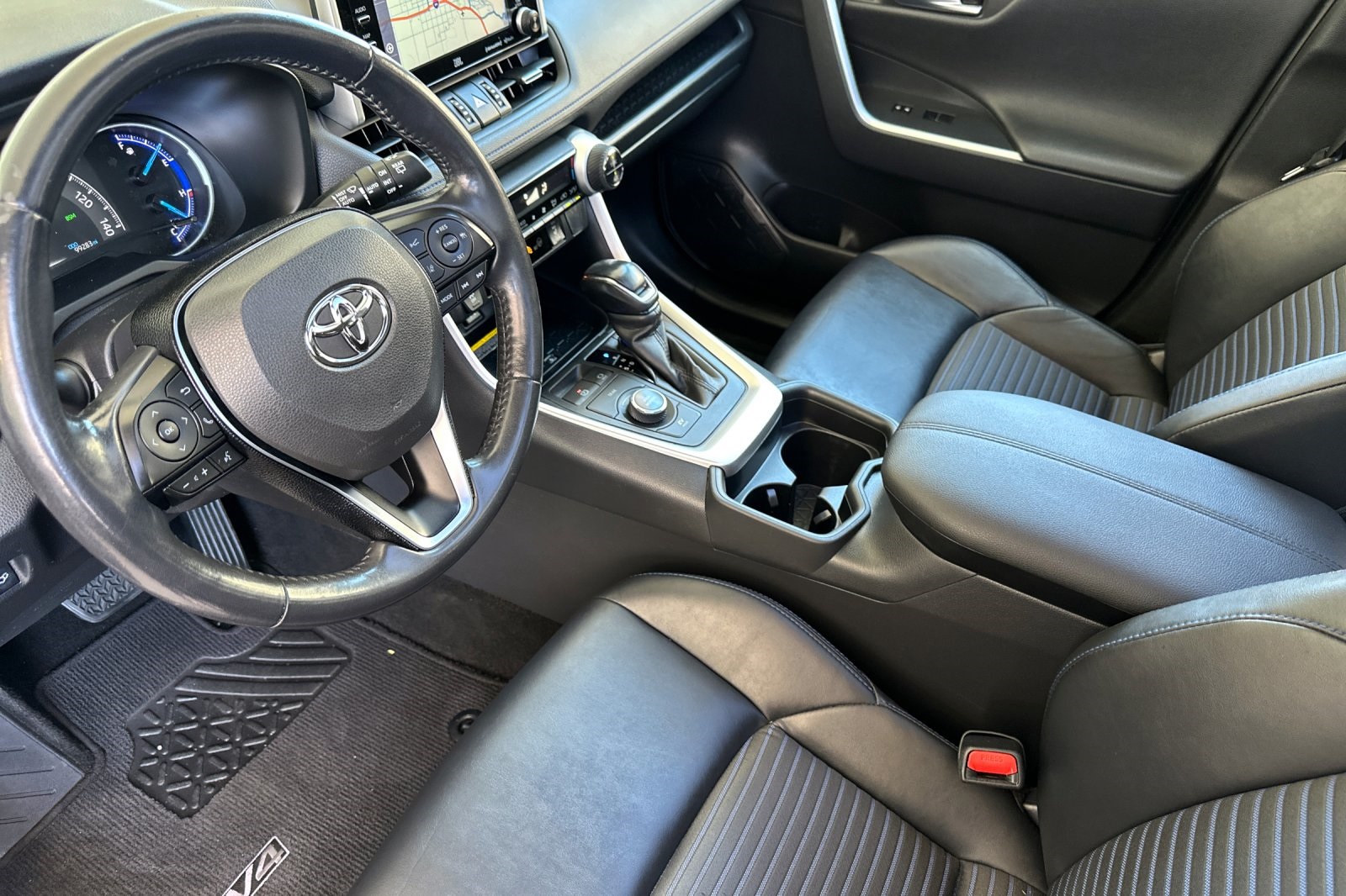2019 Toyota RAV4 Hybrid XSE photo 10