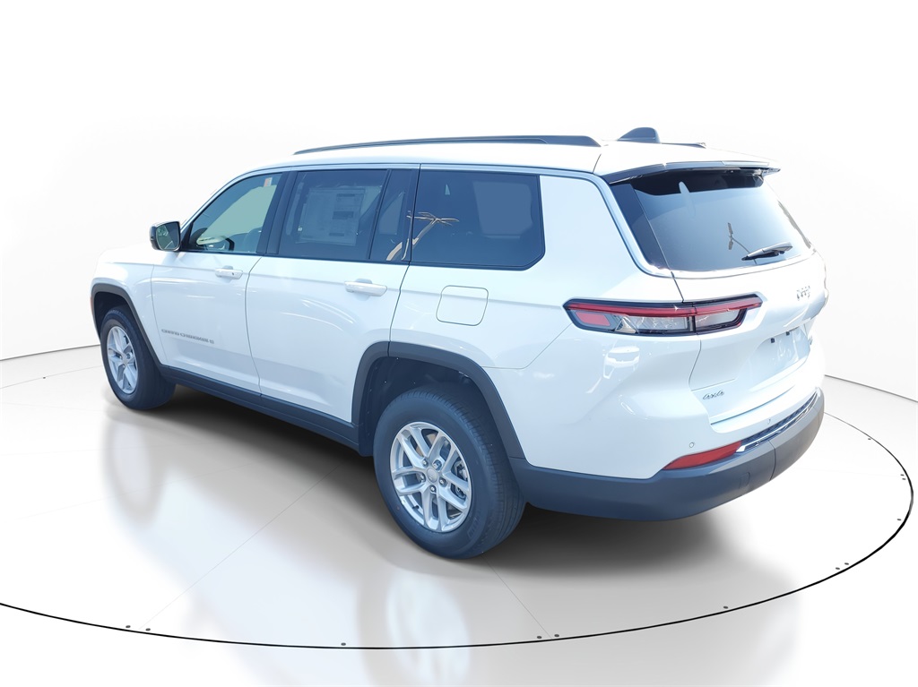 2025 Jeep Grand Cherokee Laredo photo 2