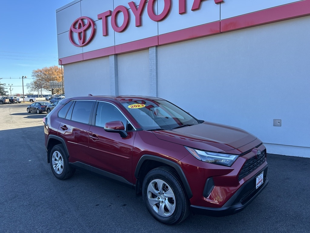 2023 Toyota RAV4 LE's photo