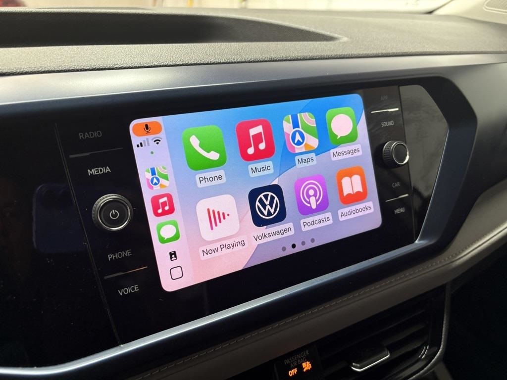 2024 Volkswagen Taos SE photo 2
