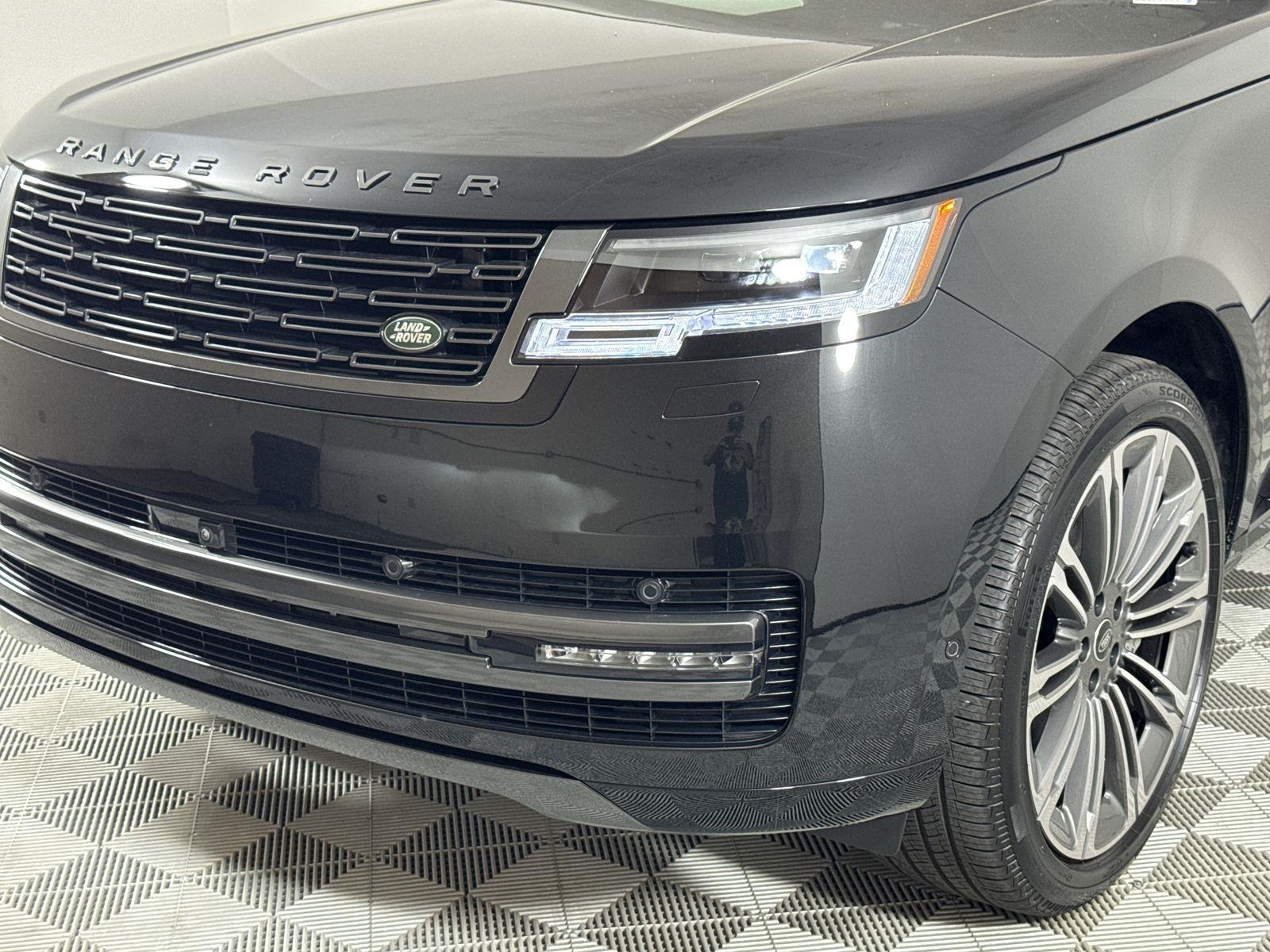 2025 Land Rover Range Rover SE photo 9