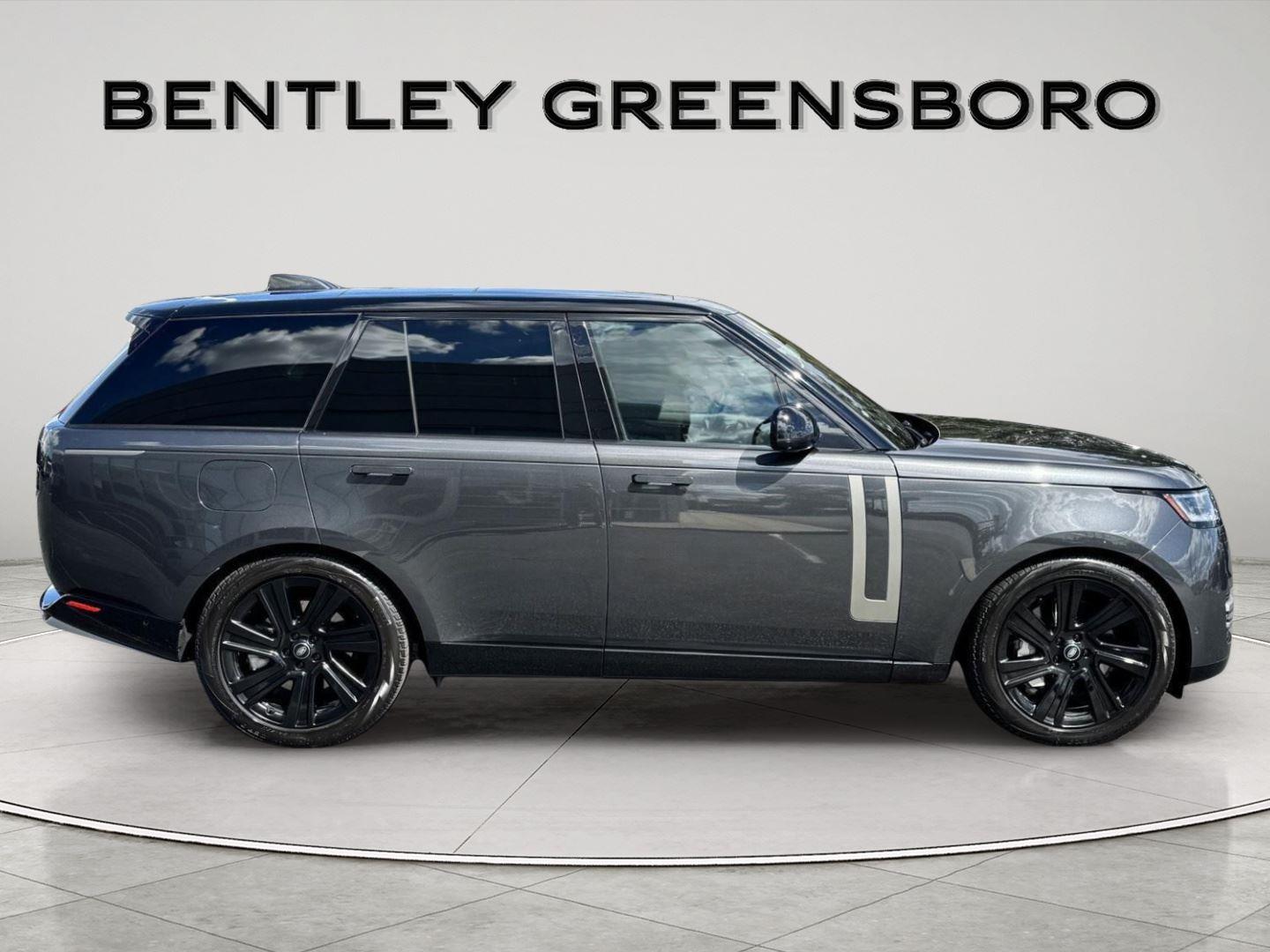 2023 Land Rover Range Rover SE photo 3