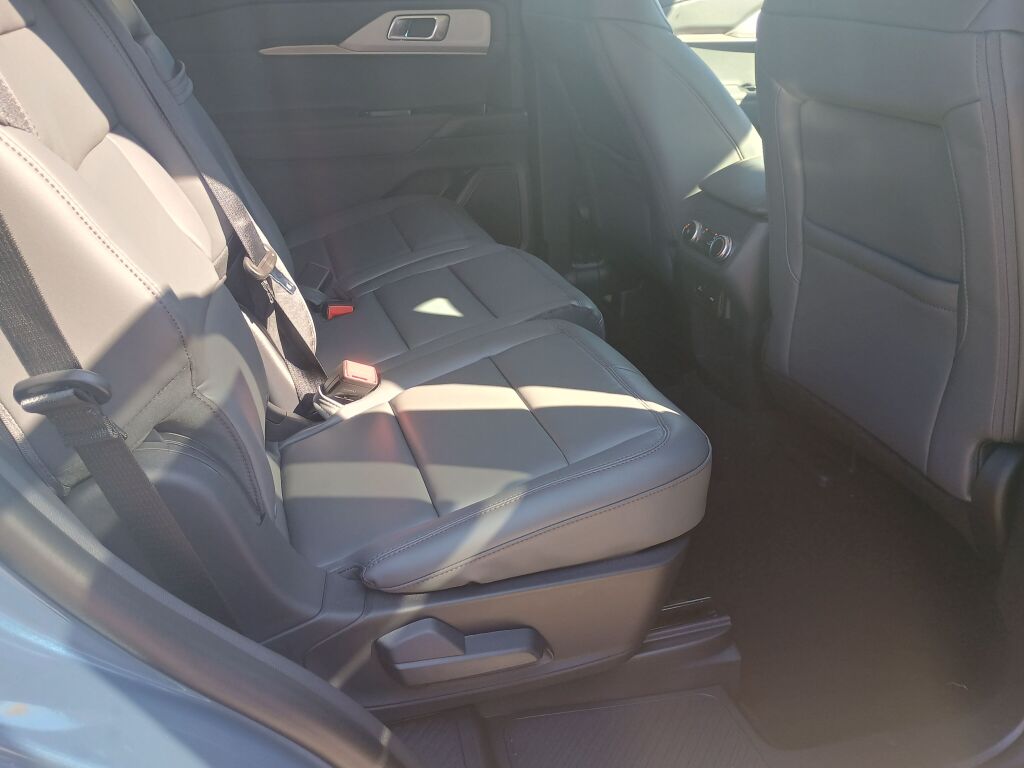 2025 Ford Explorer photo 18