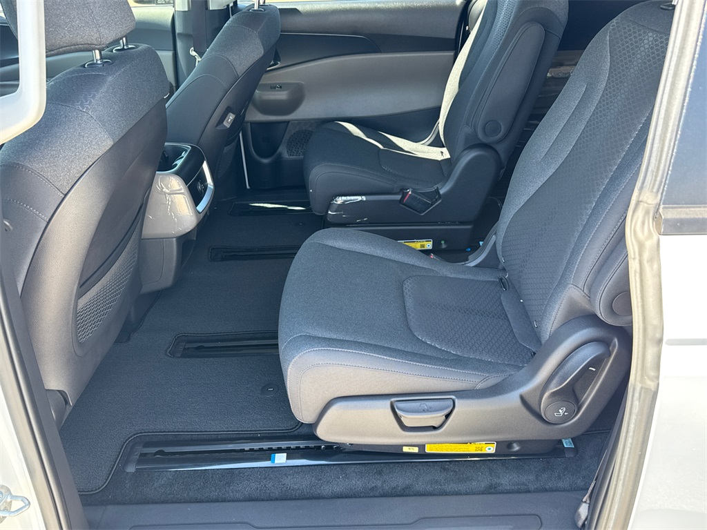 2026 Kia Carnival LX photo 17