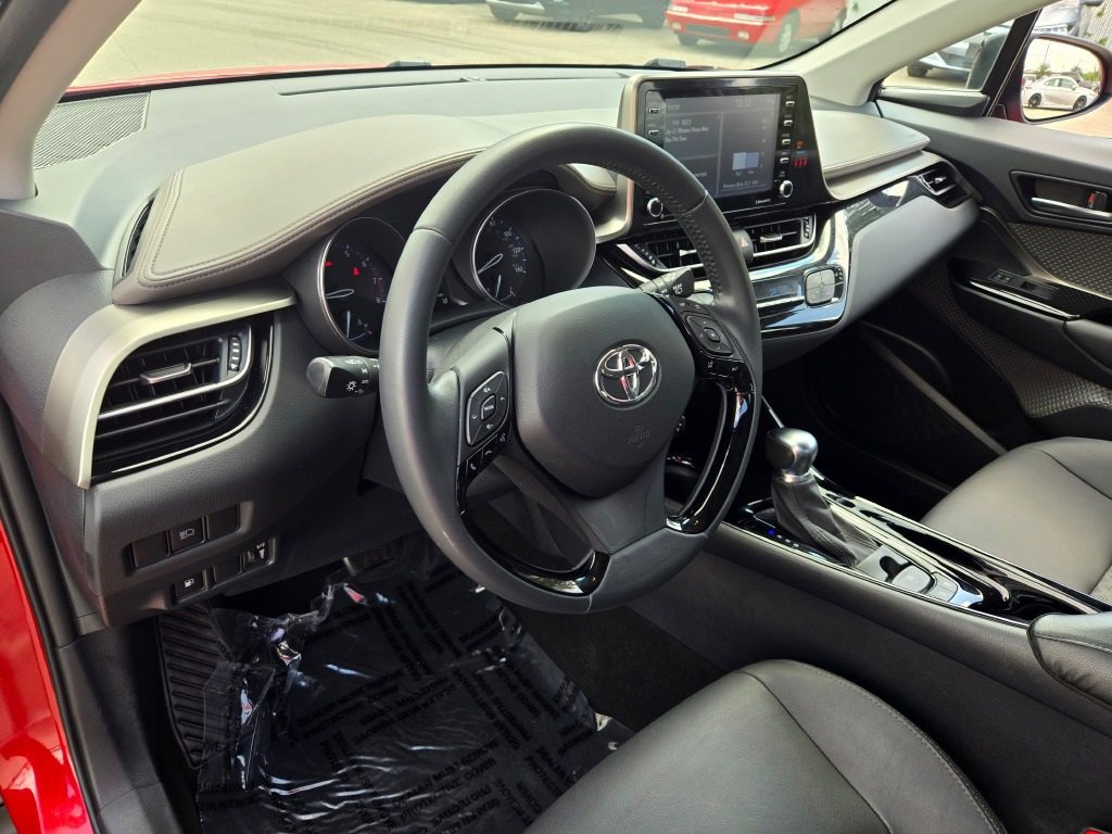 2022 Toyota C-HR XLE photo 17