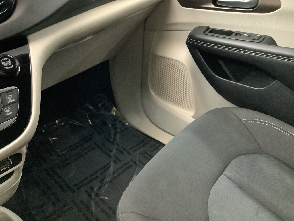 2022 Chrysler Voyager LX photo 20