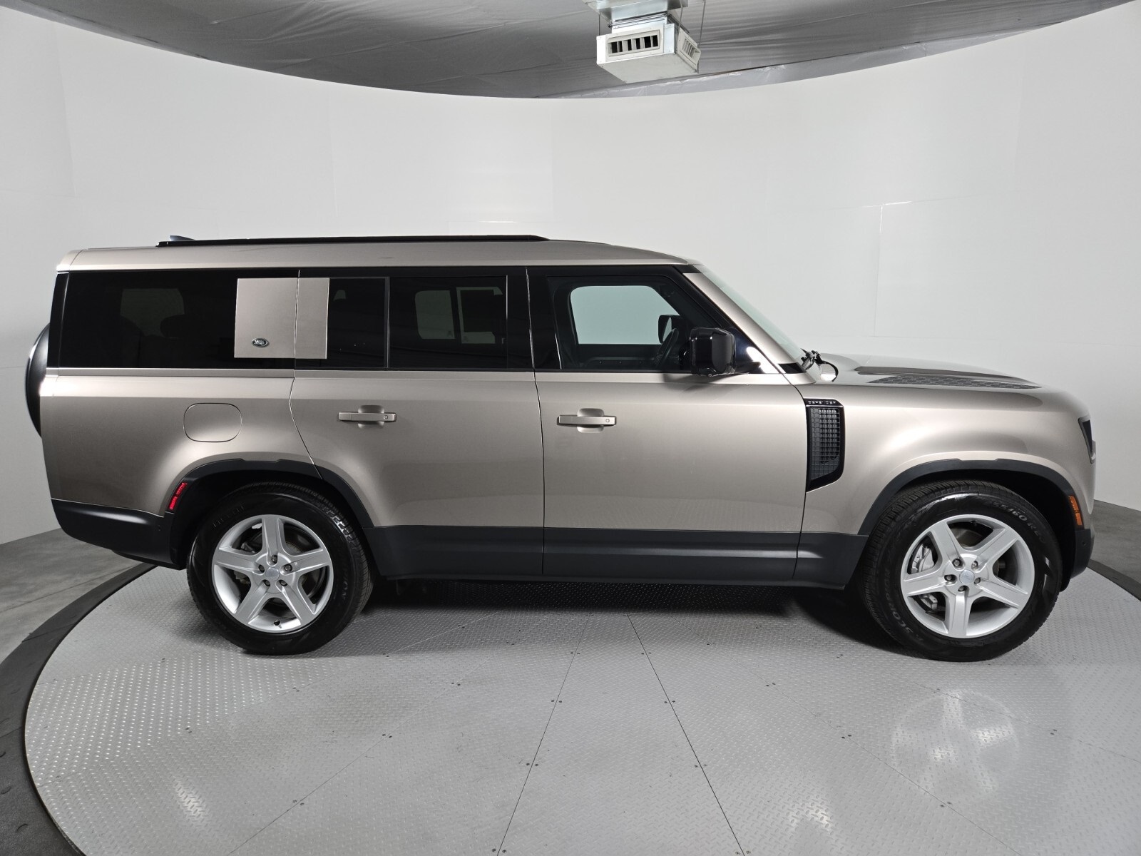 2023 Land Rover Defender 130 SE photo 2