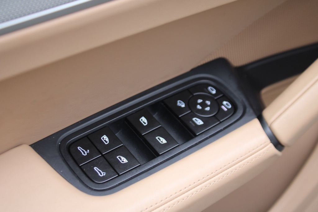 2025 Porsche Cayenne Coupe Base photo 18