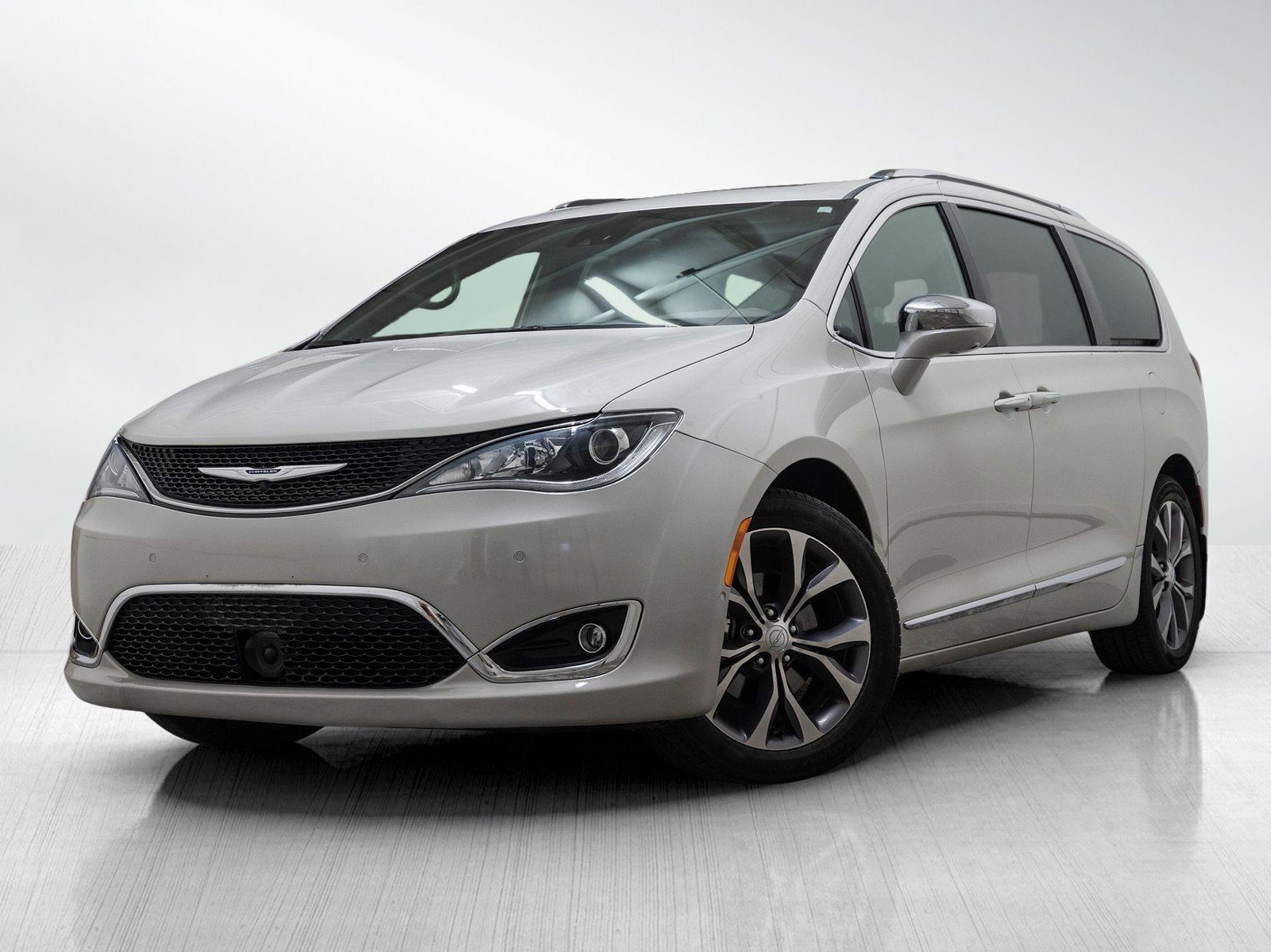 2020 Chrysler Pacifica Limited's photo