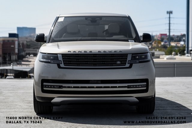 2025 Land Rover Range Rover SE photo 3