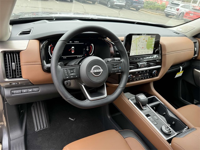 2025 Nissan Pathfinder Platinum photo 2