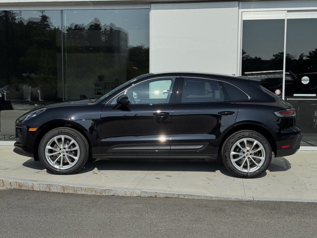 2025 Porsche Macan T photo 2