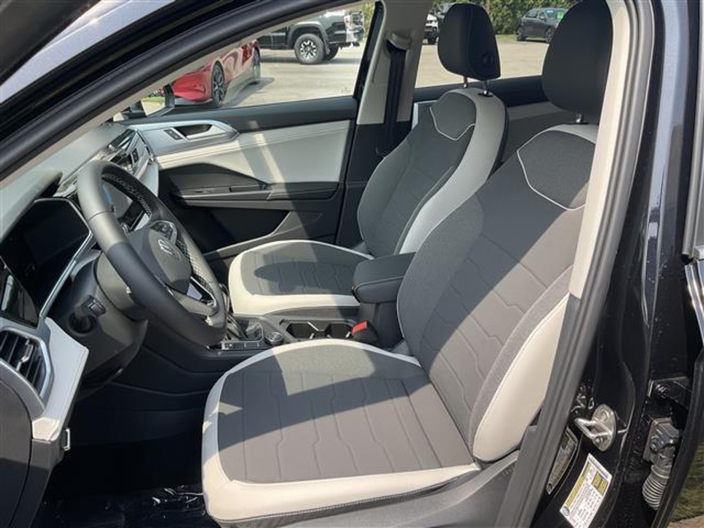 2025 Volkswagen Taos SE photo 3