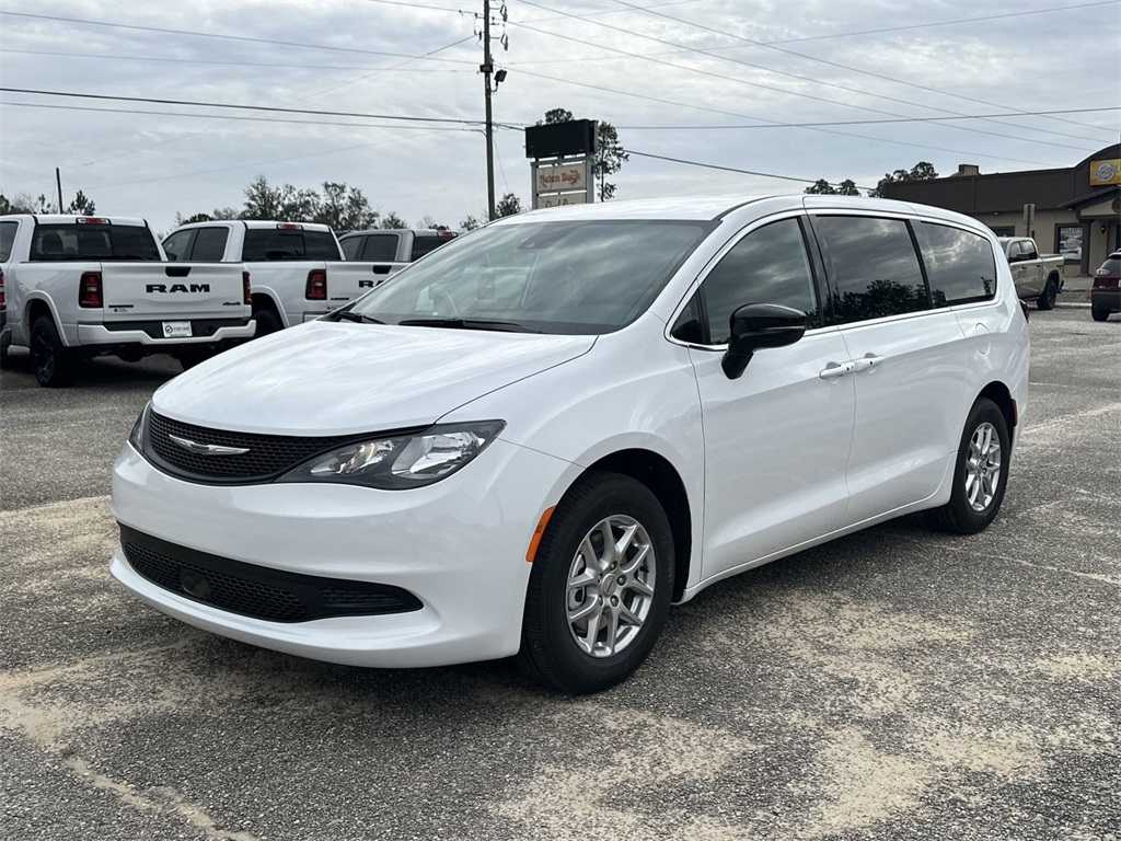 2025 Chrysler Voyager LX photo 9