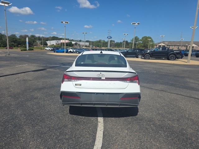 2025 Hyundai Elantra SEL Sport photo 3