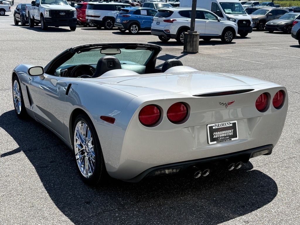 2005 Chevrolet Corvette Base photo 2