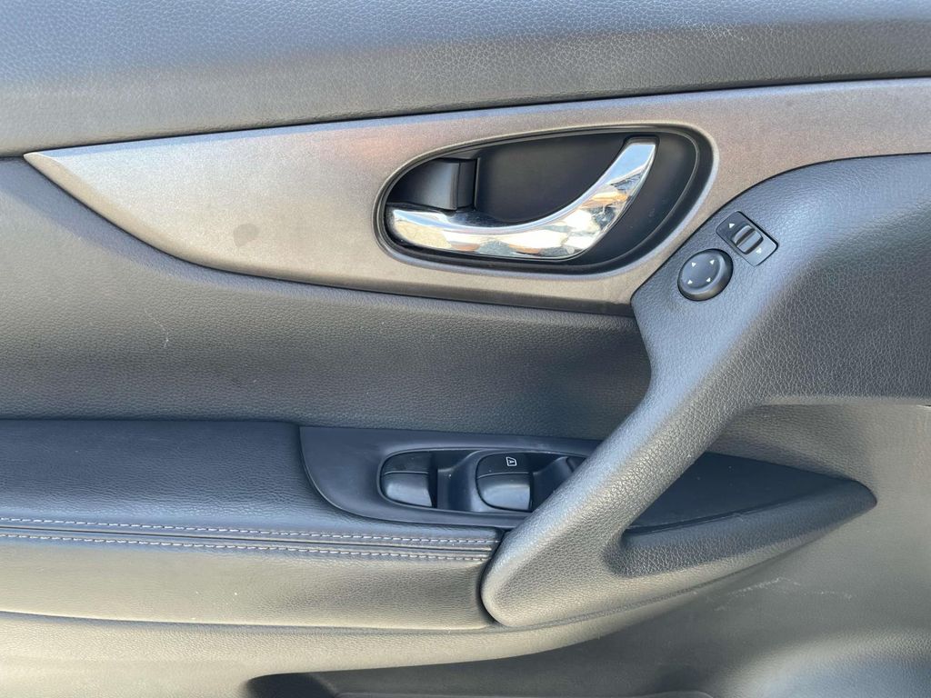 2015 Nissan Rogue SV photo 15