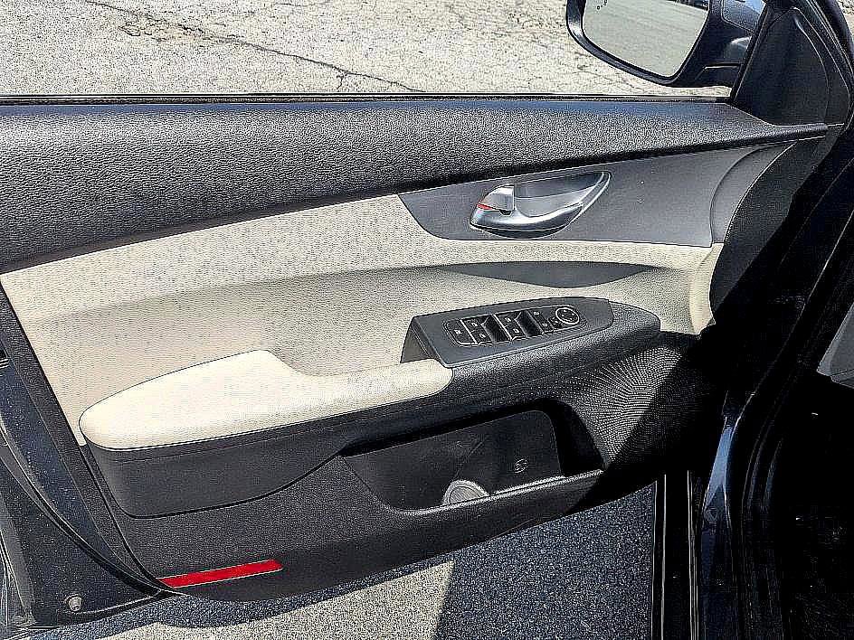 2023 Kia Forte LXS photo 12
