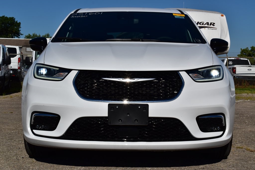 Used 2025 Chrysler Pacifica Select with VIN 2C4RC1BG8SR539330 for sale in Kansas City