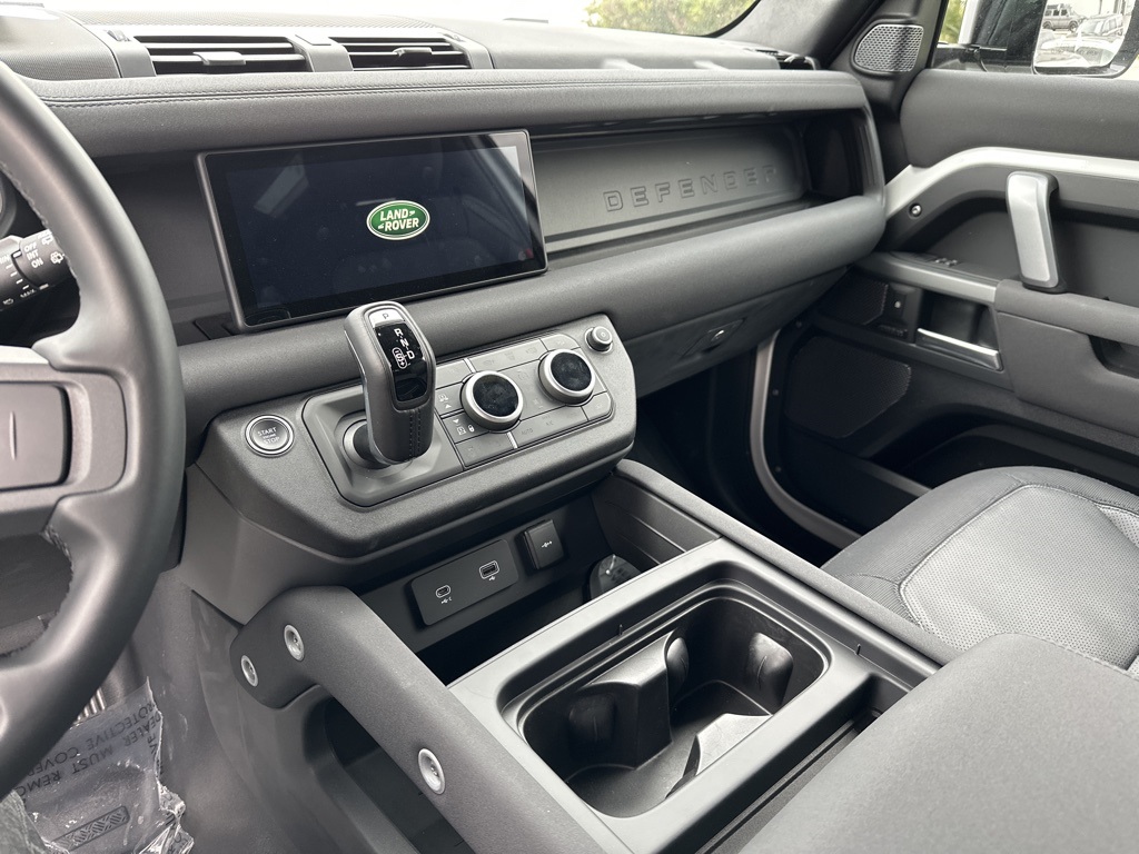 Used 2023 White Land Rover X-Dynamic SE image 11