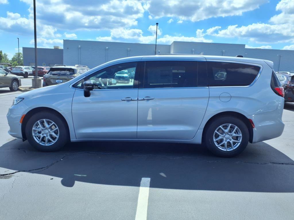 2026 Chrysler Pacifica photo 3