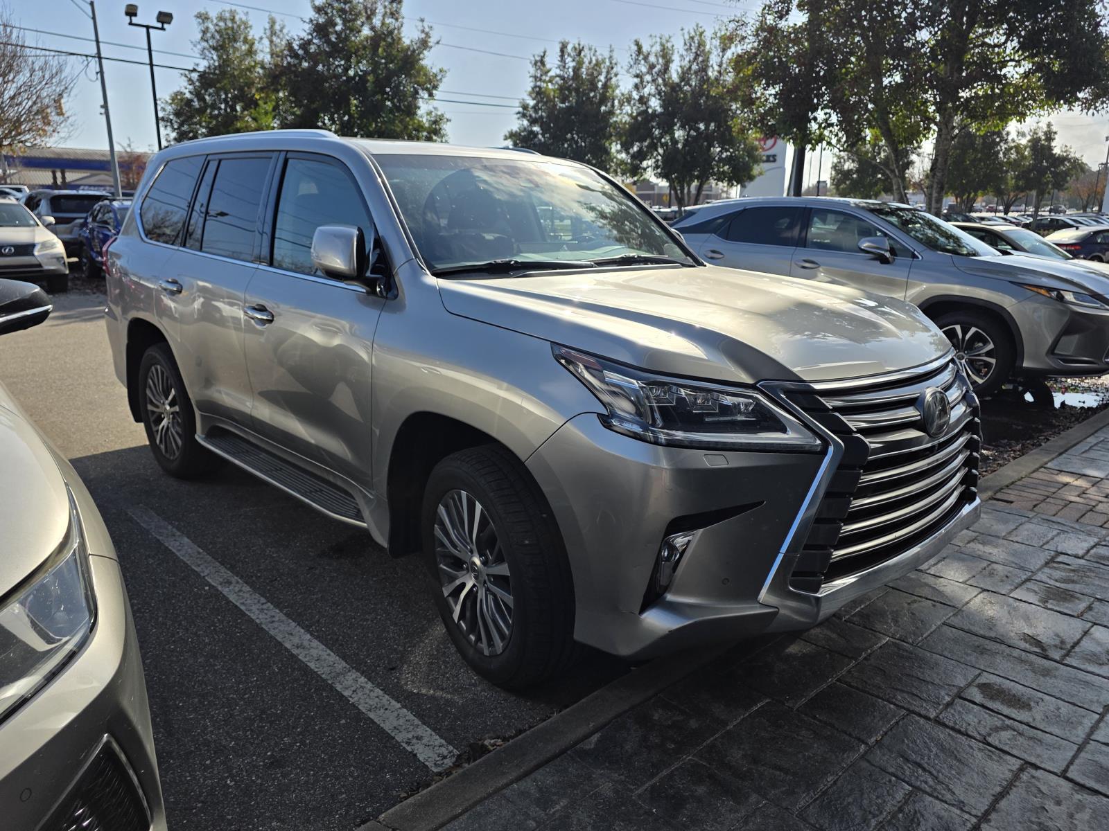 2019 Lexus LX 570's photo