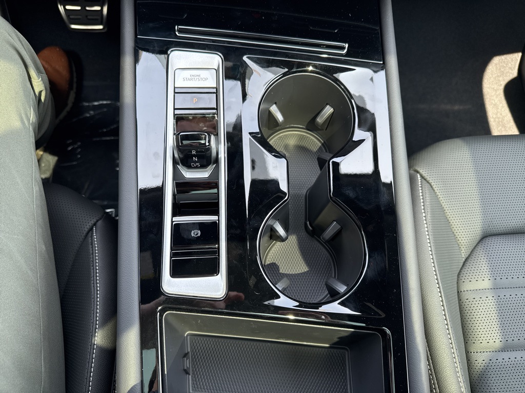 2025 Volkswagen Atlas Cross Sport SEL R-Line photo 15