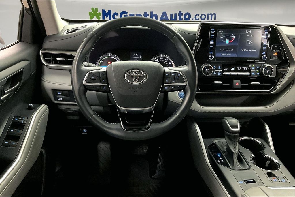 2021 Toyota Highlander Hybrid LE photo 5