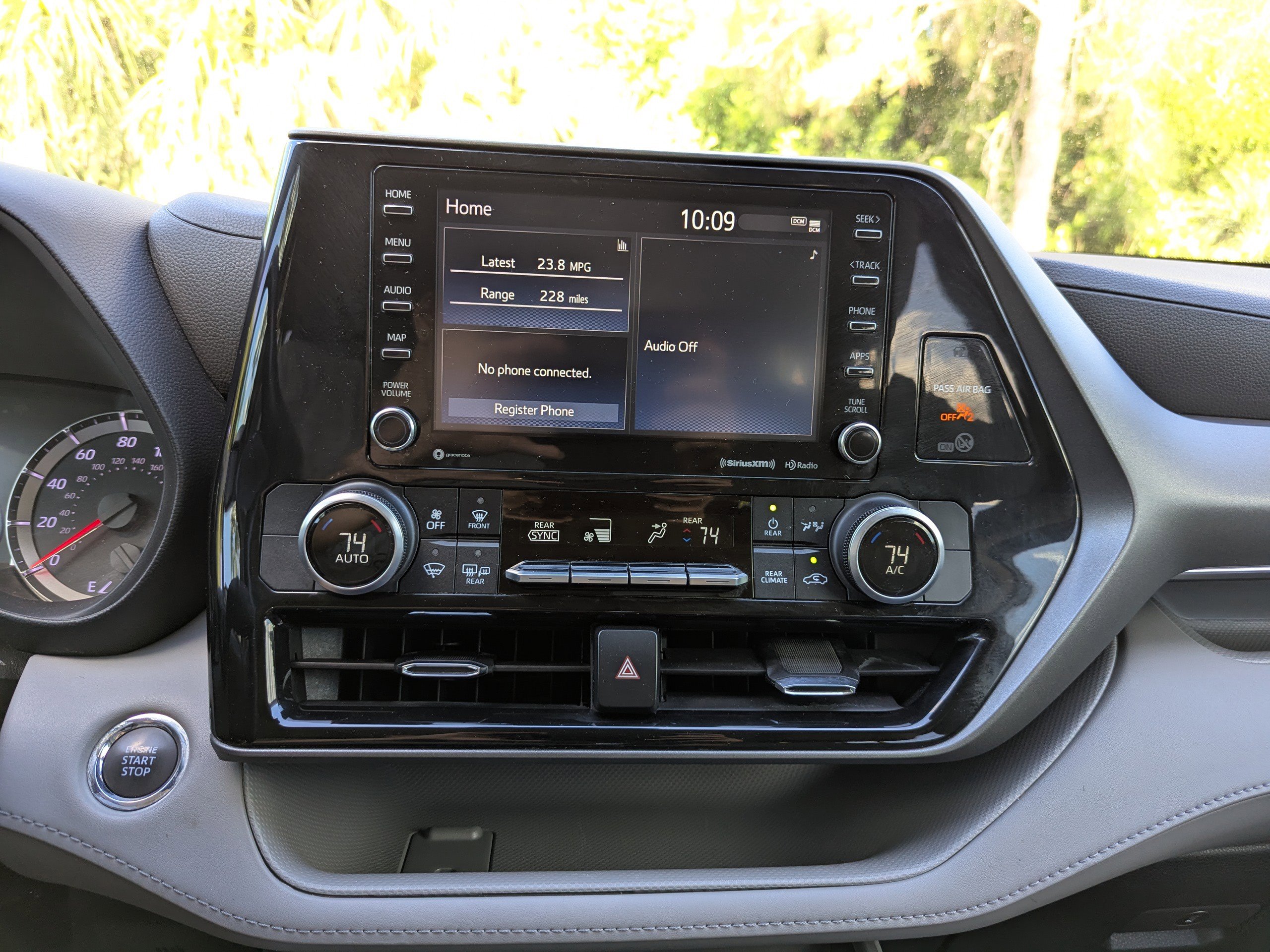 2022 Toyota Highlander LE photo 22