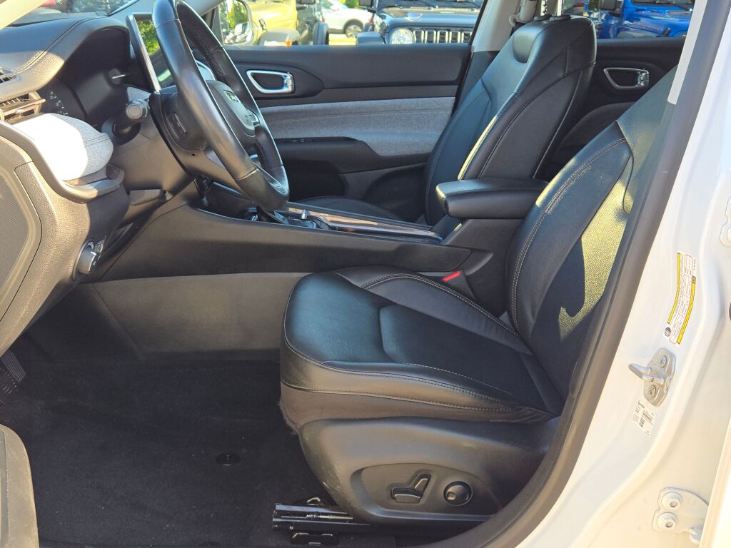 2022 Jeep Compass Latitude Lux photo 21