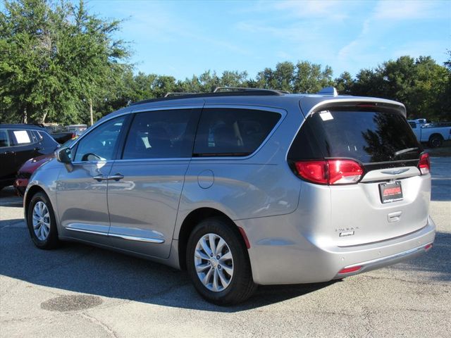 2017 Chrysler Pacifica Touring L photo 4