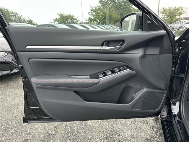 2025 Nissan Altima SR photo 14