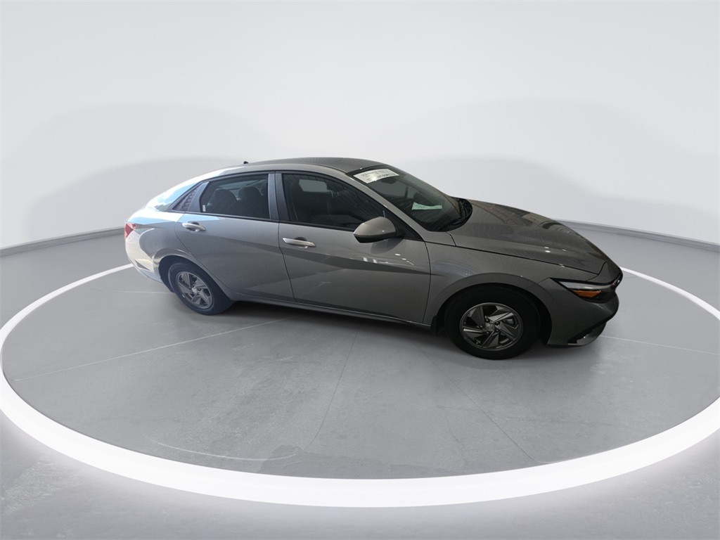 2025 Hyundai Elantra SE photo 2