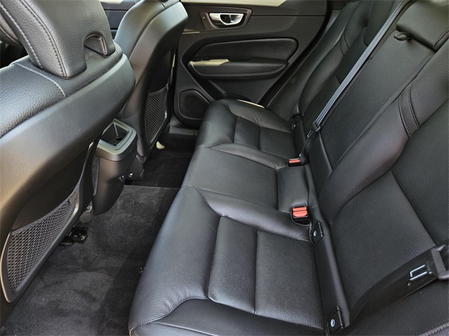2022 Volvo XC60 B5 Momentum photo 24