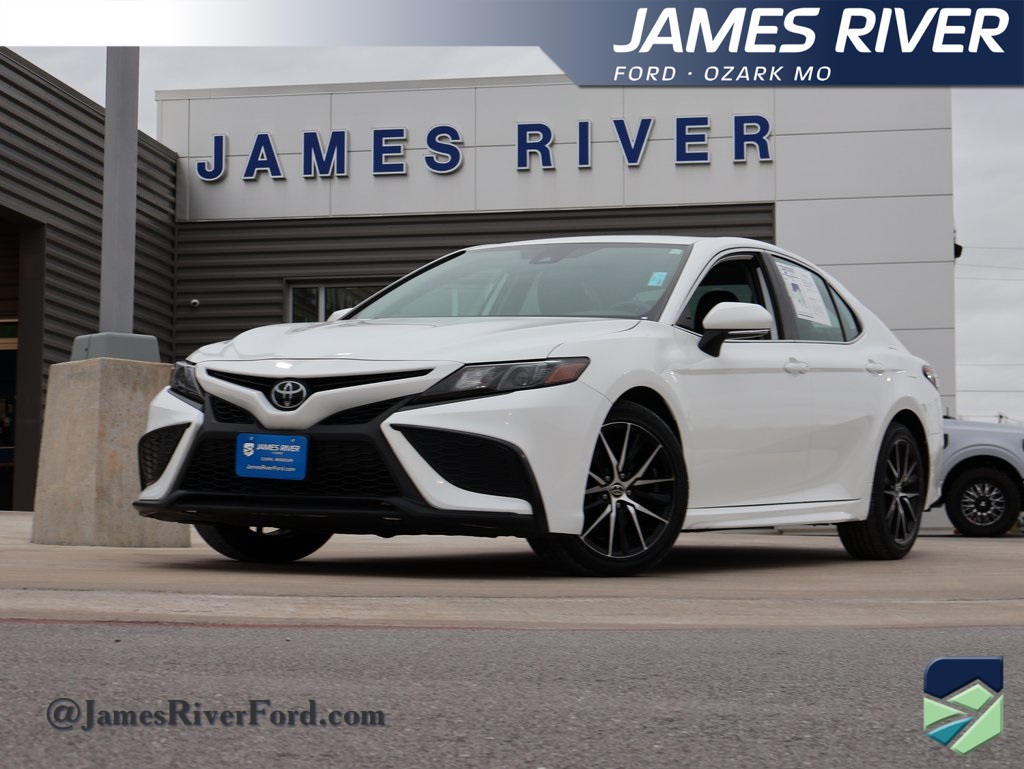 2024 Toyota Camry SE's photo