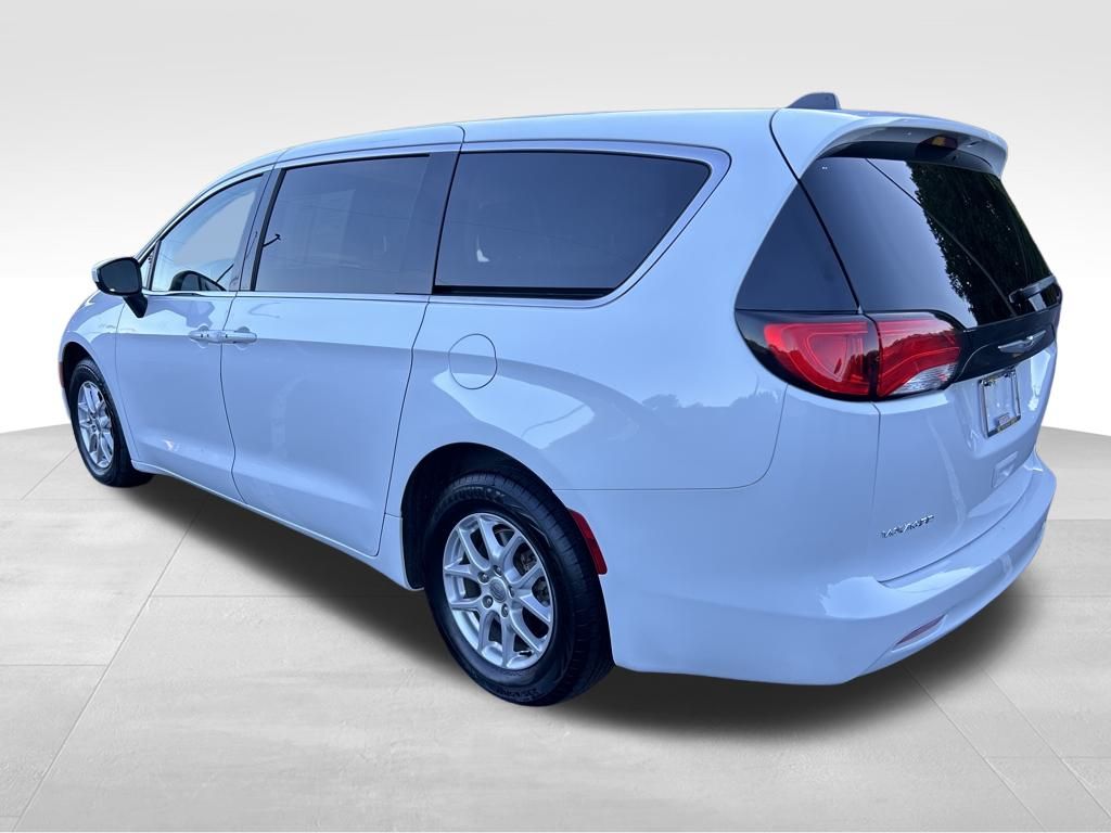 2022 Chrysler Voyager LX photo 3