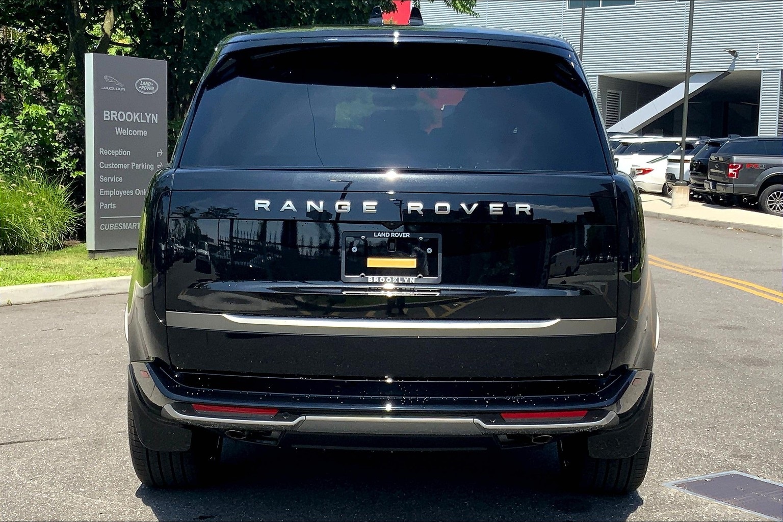 2025 Land Rover Range Rover SE photo 3