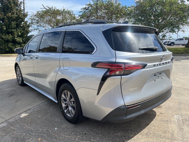 2021 Toyota Sienna XLE photo 2