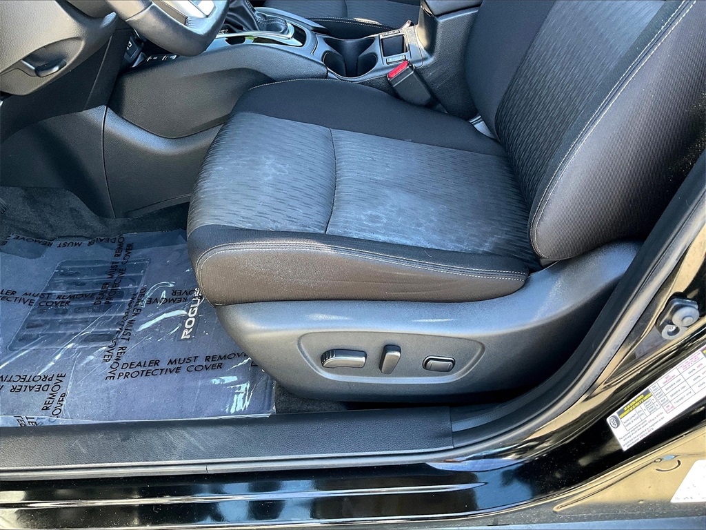 2019 Nissan Rogue SV photo 32