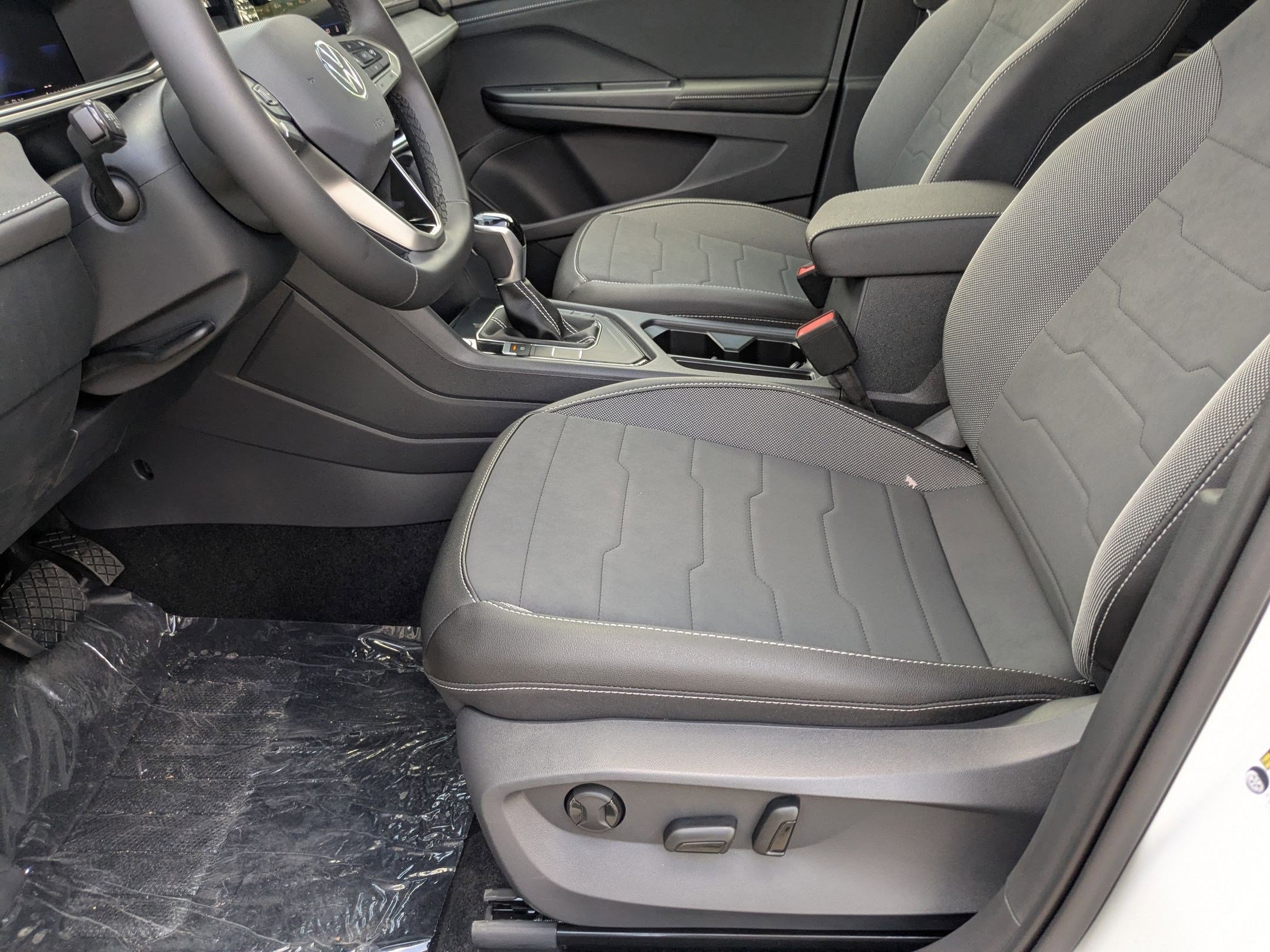 2025 Volkswagen Taos SE photo 4