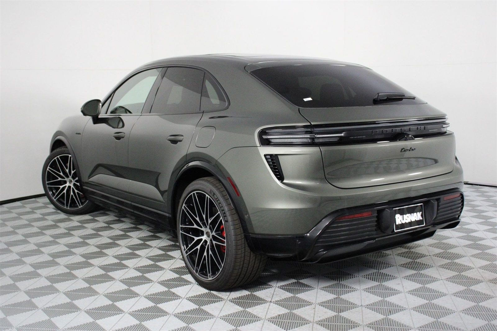 2025 Porsche Macan Electric Turbo photo 3