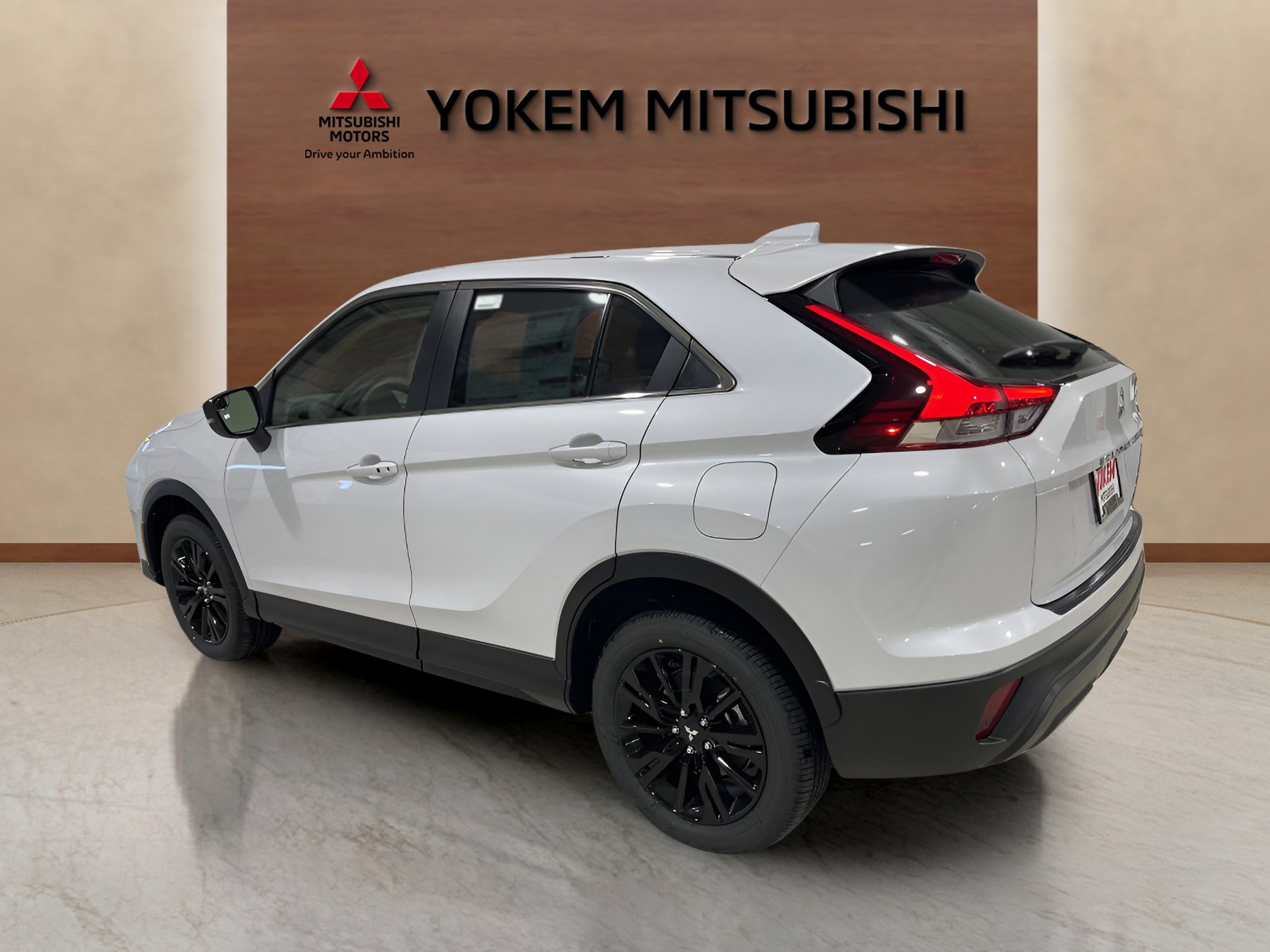 2025 Mitsubishi Eclipse Cross LE photo 3