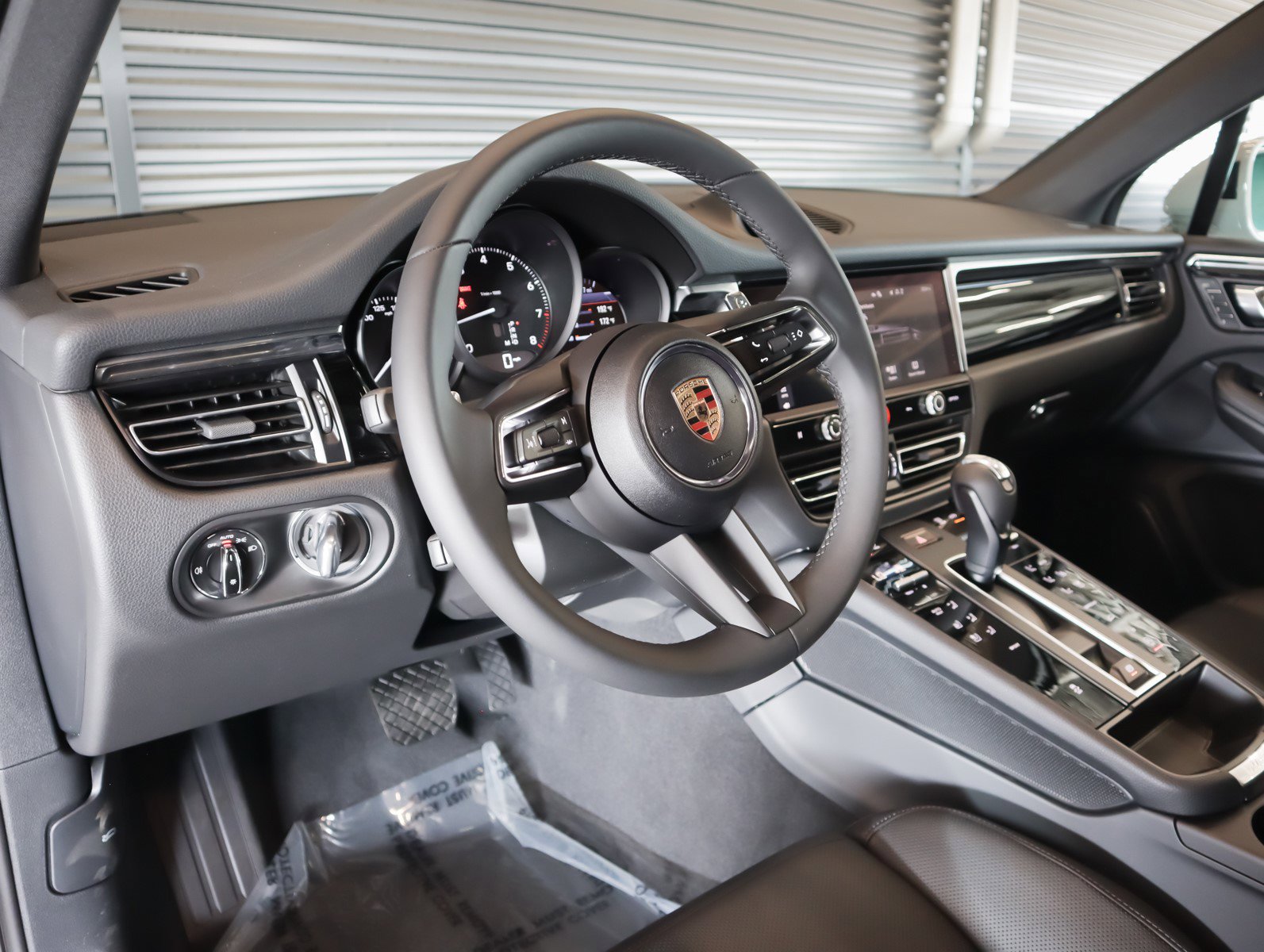 2025 Porsche Macan T photo 4
