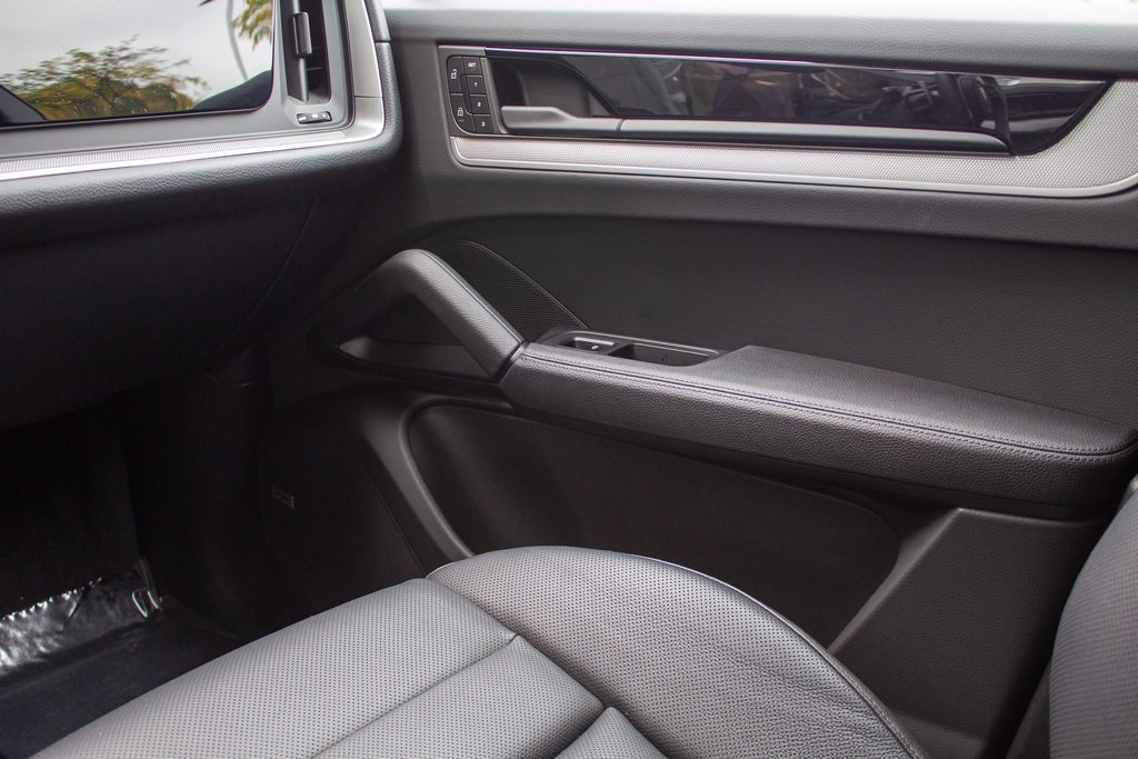 2024 Porsche Cayenne Base photo 19