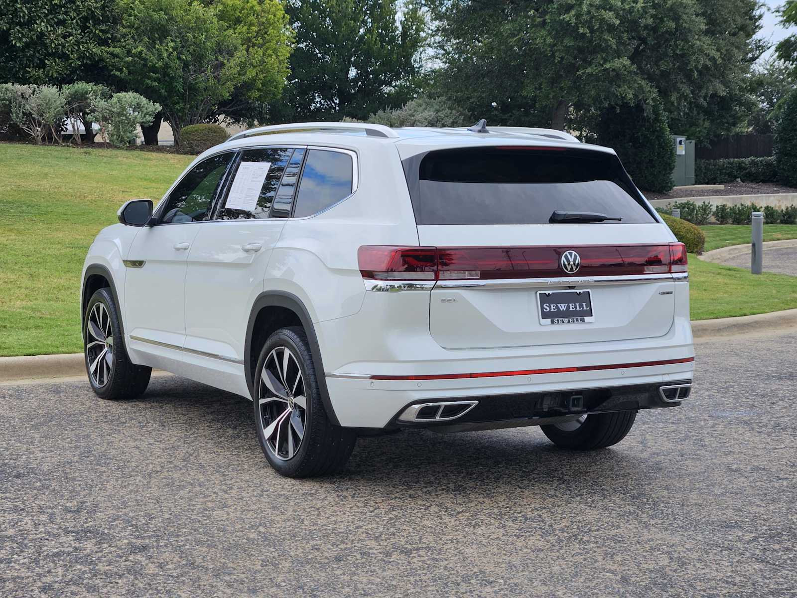 2024 Volkswagen Atlas SEL Premium R-Line photo 3