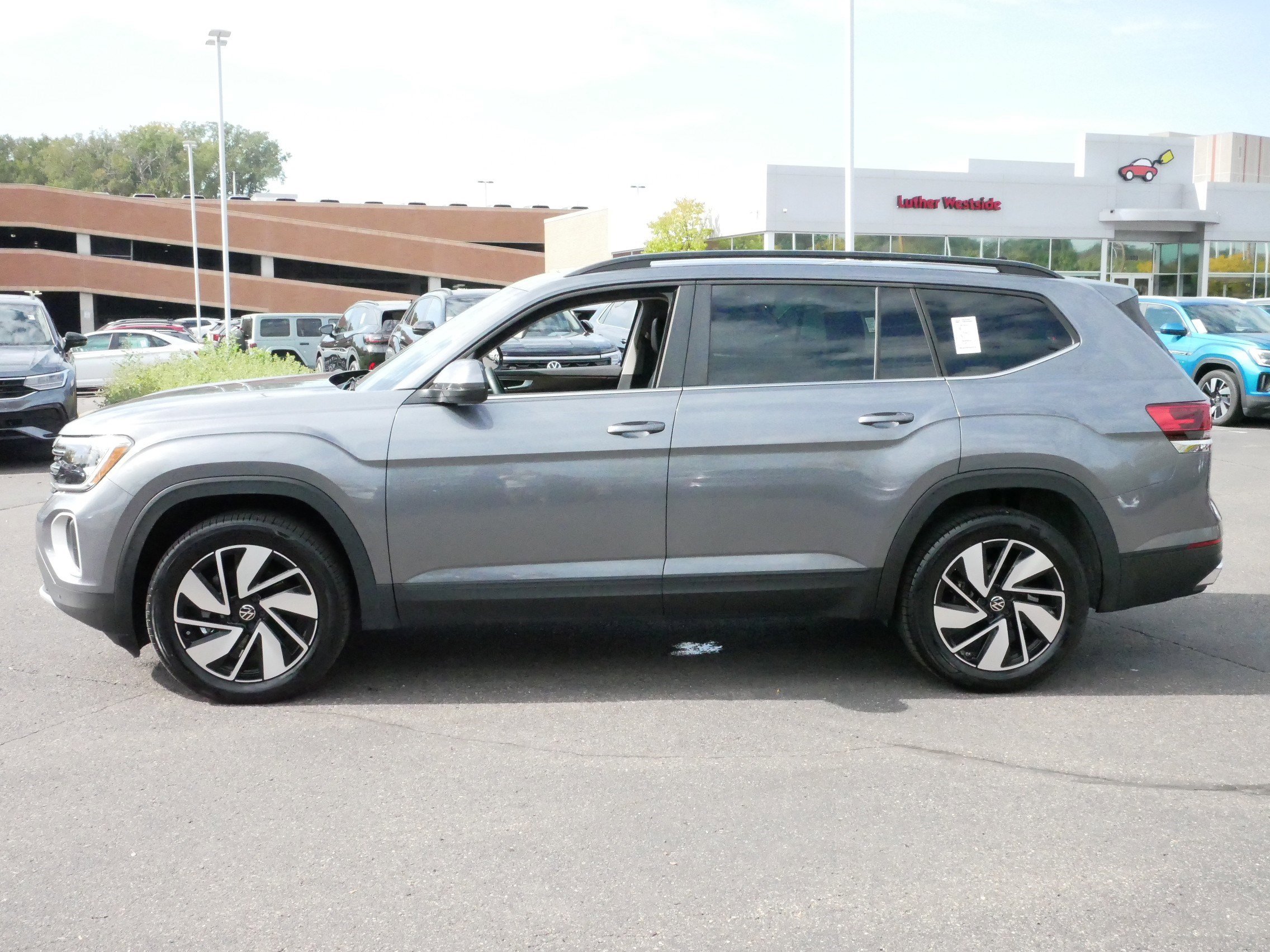 2025 Volkswagen Atlas SE Technology photo 3