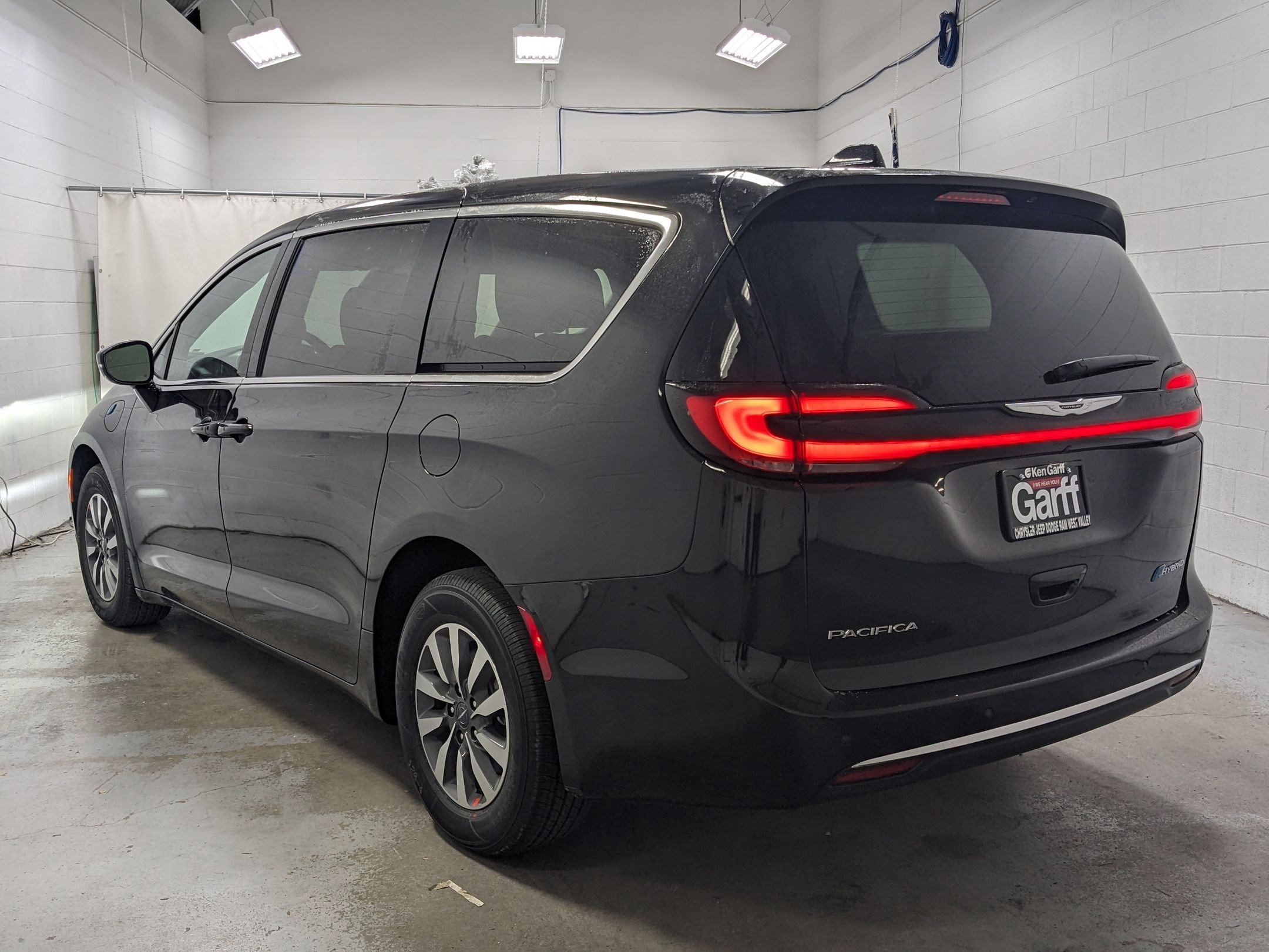 2025 Chrysler Pacifica Hybrid photo 4