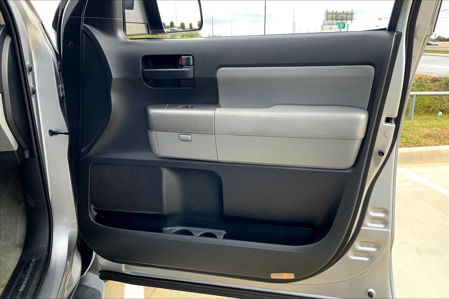 2010 Toyota Sequoia photo 19