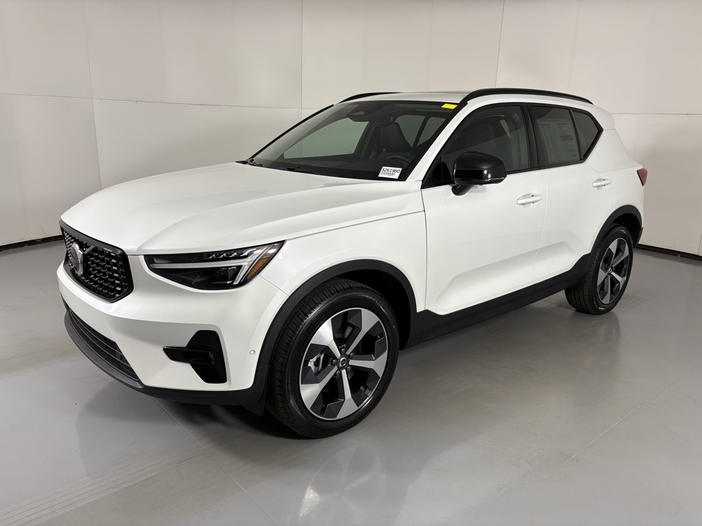 2026 Volvo XC40 AWD Plus photo 4
