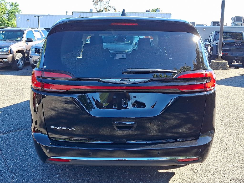 2024 Chrysler Pacifica Touring L photo 3